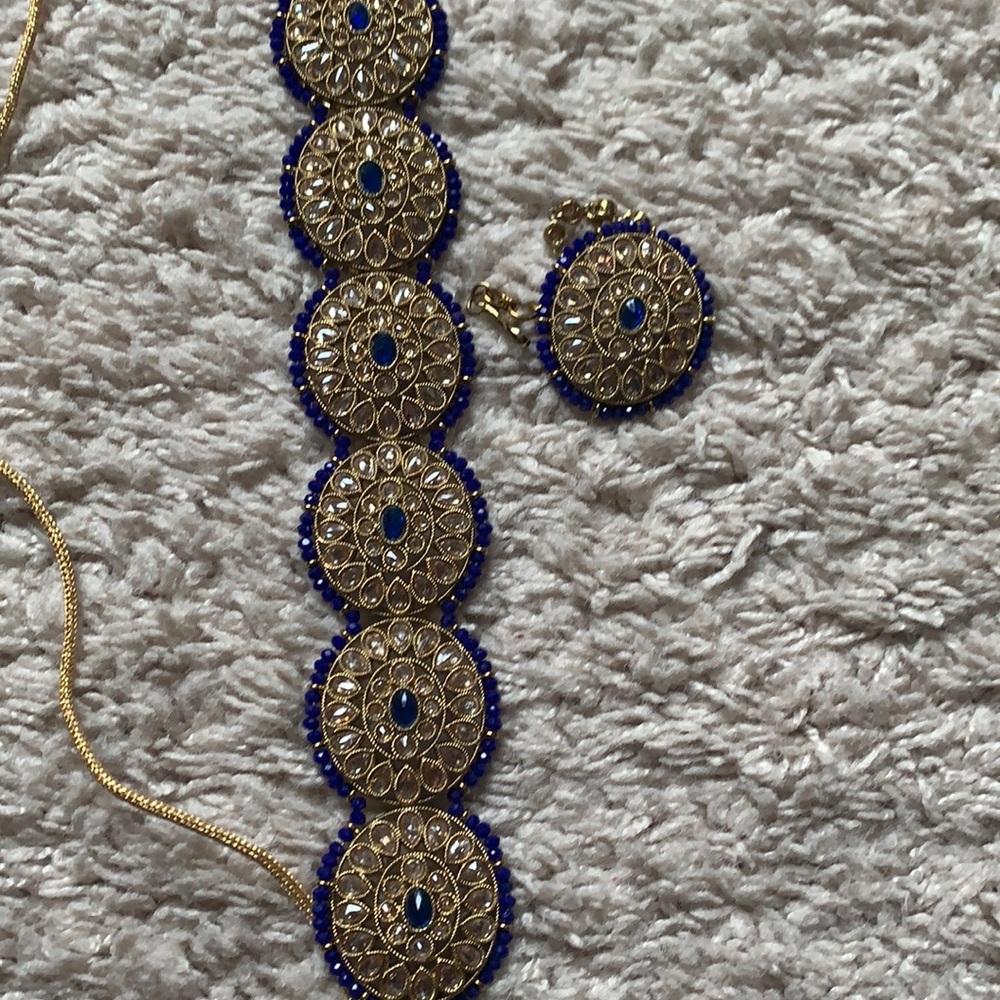 Blue chocker